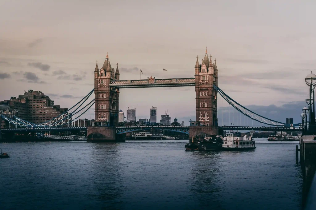 Image – London travel experience with Tower Bridge sightseeing tours for US travellers