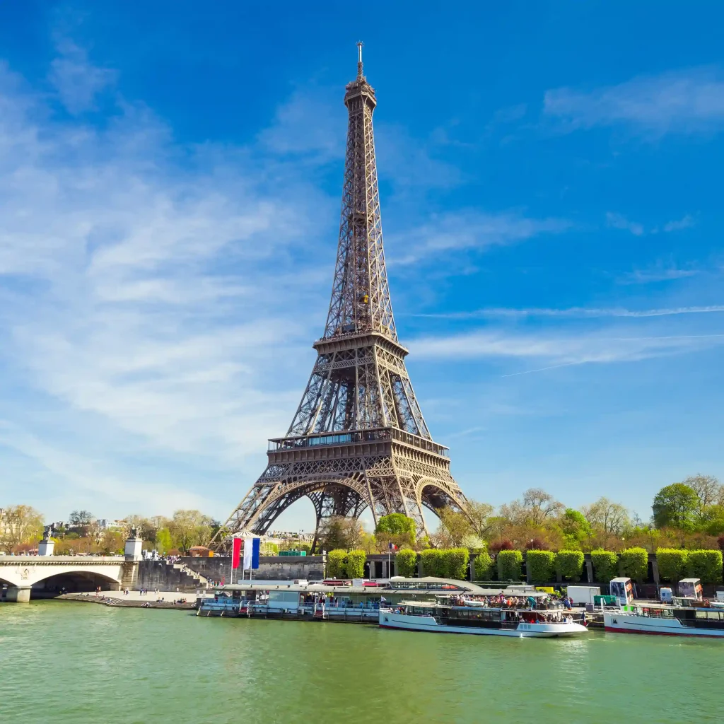 Image – France travel experience with Eiffel Tower sightseeing tours for US travellers