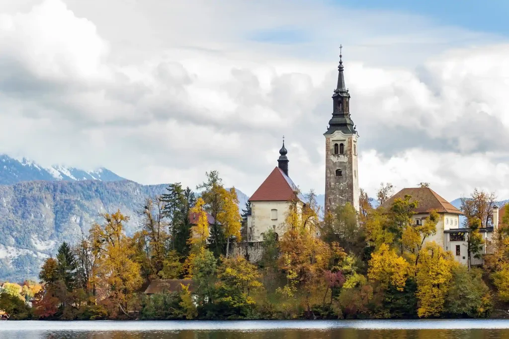 Image – Slovenia travel experience with castle and lake sightseeing tours for US travellers
