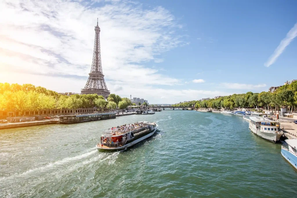Image – Paris travel experience with Seine river sightseeing tours for US travellers