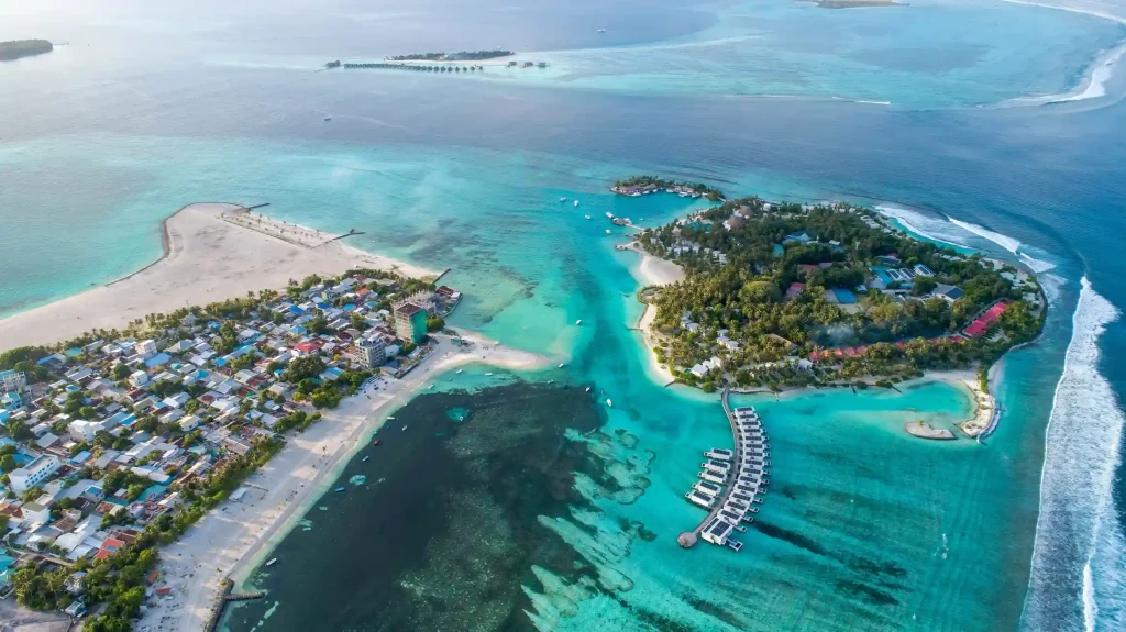 Image – tropical island travel experience with beach vacation packages for US travellers