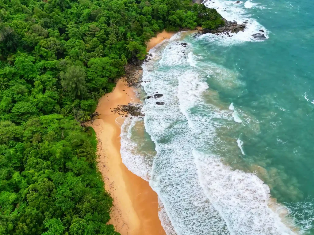 Image – coastal travel experience with beach vacation packages for US travellers