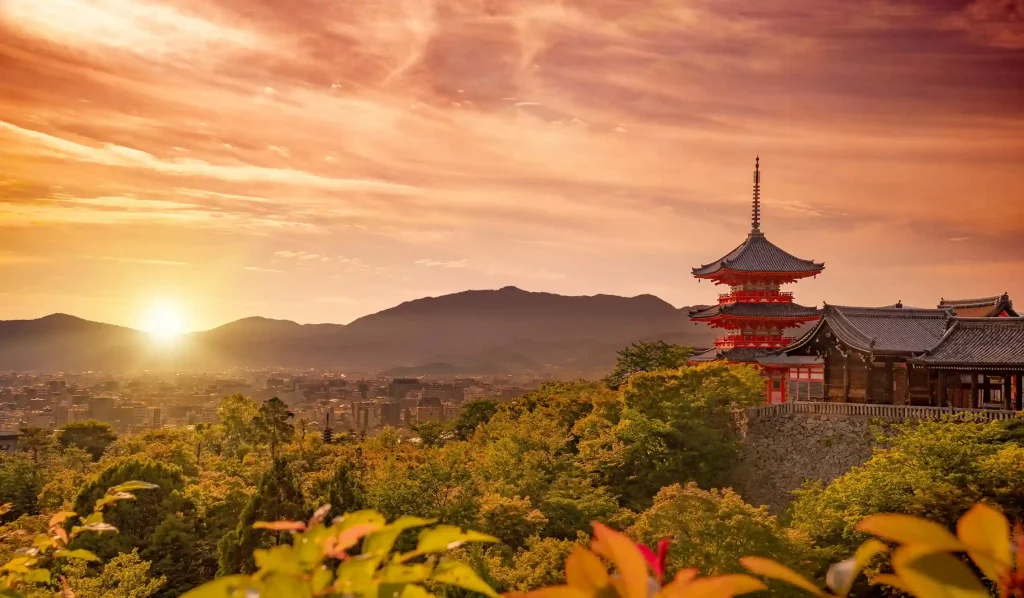 Image – Japan travel experience with Kyoto temple sunset tours for US travellers