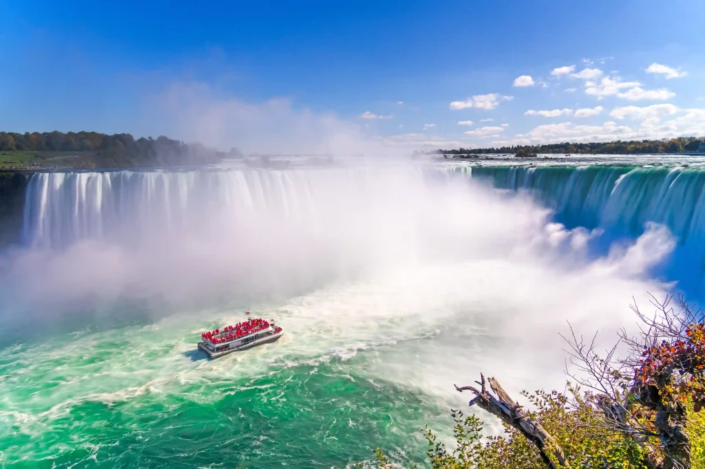 Image – Niagara Falls travel experience with boat tours for US travellers