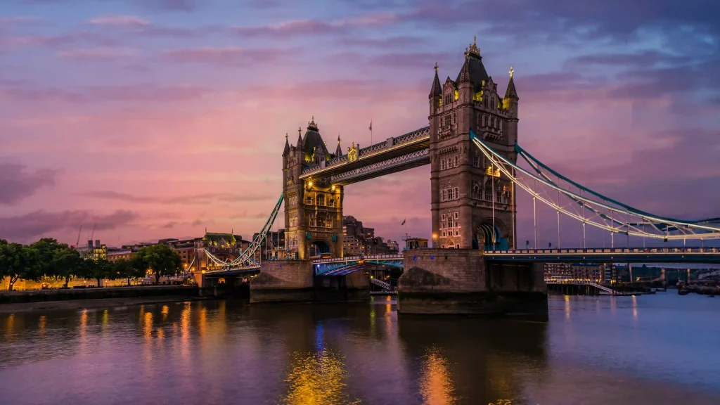 Image – London travel experience with Tower Bridge sunrise sightseeing tours for US travellers
