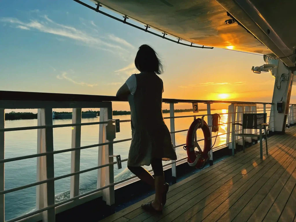 Image – sunset cruise experience with luxury travel for US travellers