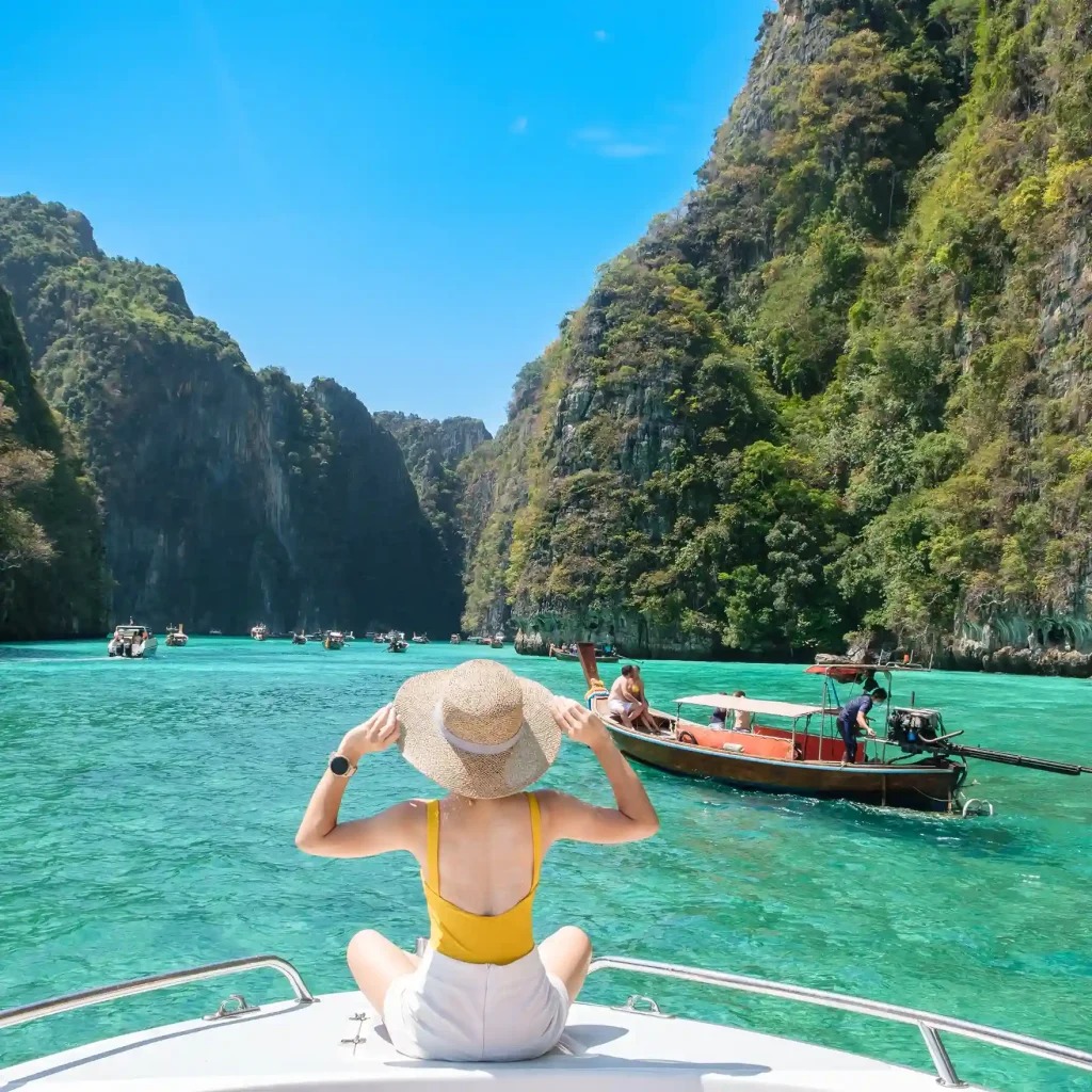 Image – solo travel experience with boat tour adventure for US travellers